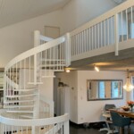 Diese Naturholz Wendeltreppe durften wir in einem weiss streichen sowie die Tritte rutschfest beschichten. IRG02