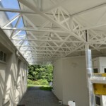 Hier wurde die gesamte Eisenkonstruktion von einem heruntergekommenen Violett in ein strahlend reines Weiss verwandelt. SK02